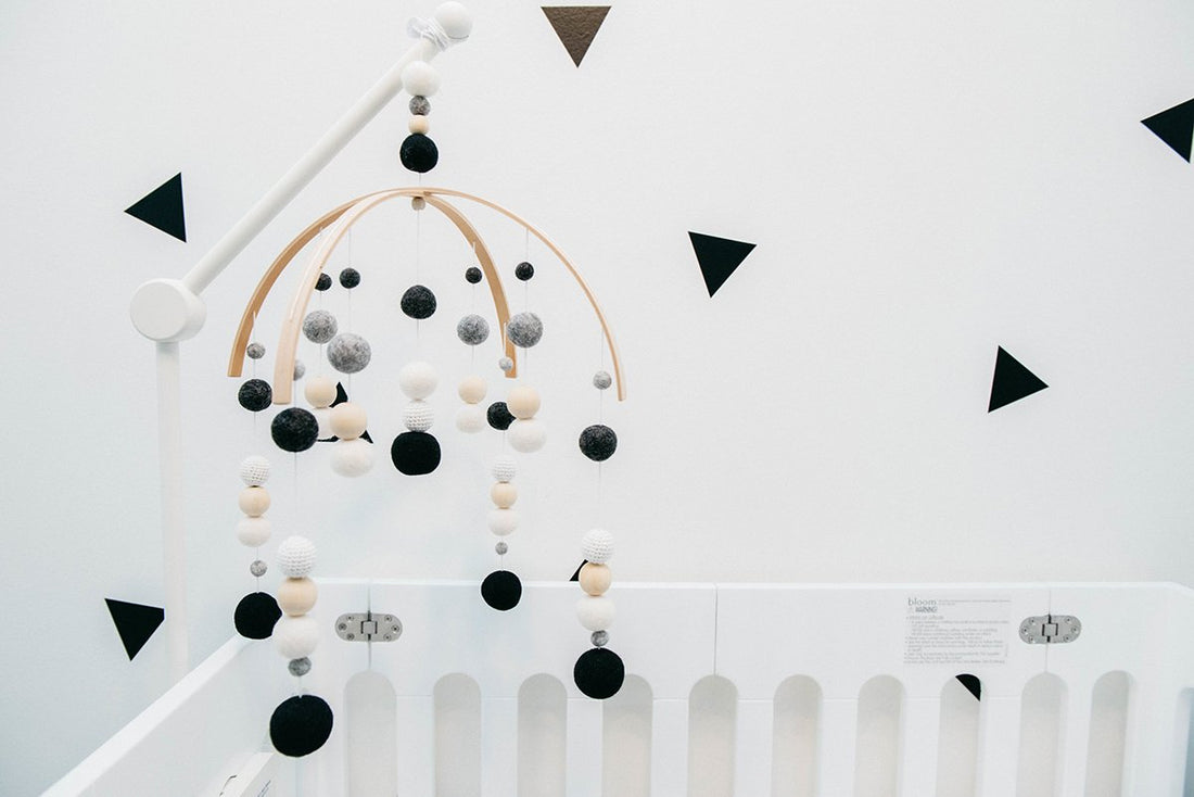 6 modern mobiles (that look great with our cribs)