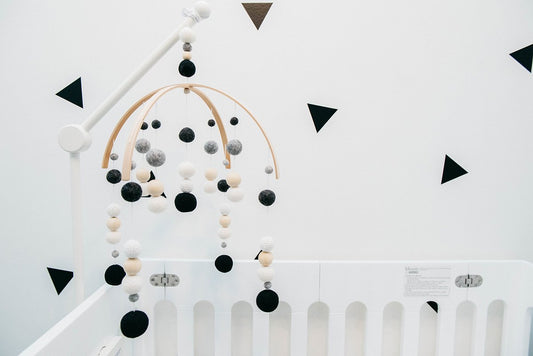 6 modern mobiles (that look great with our cribs)
